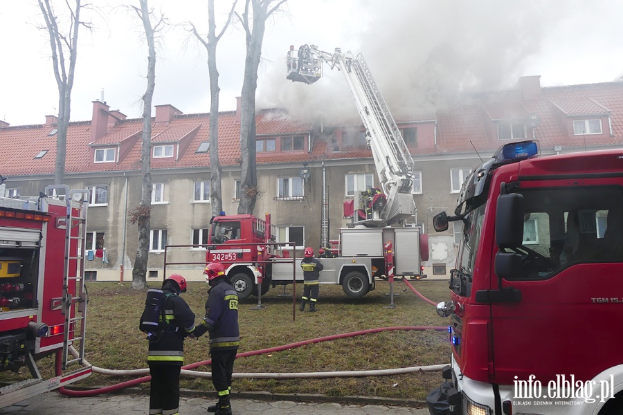 Poar dachu i poddasza budynku mieszkalnego przy Sadowej. W akcji kilkudziesiciu straakw, fot. 30