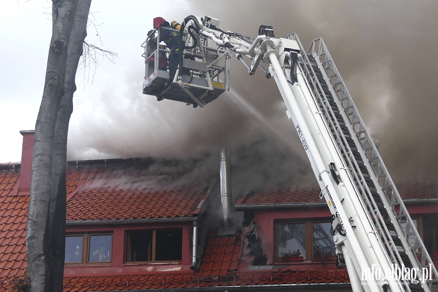 Poar dachu i poddasza budynku mieszkalnego przy Sadowej. W akcji kilkudziesiciu straakw, fot. 31