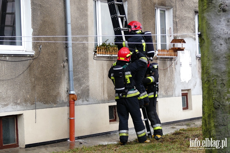 Poar dachu i poddasza budynku mieszkalnego przy Sadowej. W akcji kilkudziesiciu straakw, fot. 32