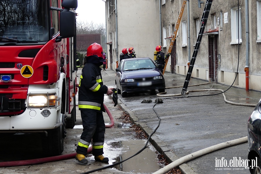 Poar dachu i poddasza budynku mieszkalnego przy Sadowej. W akcji kilkudziesiciu straakw, fot. 33