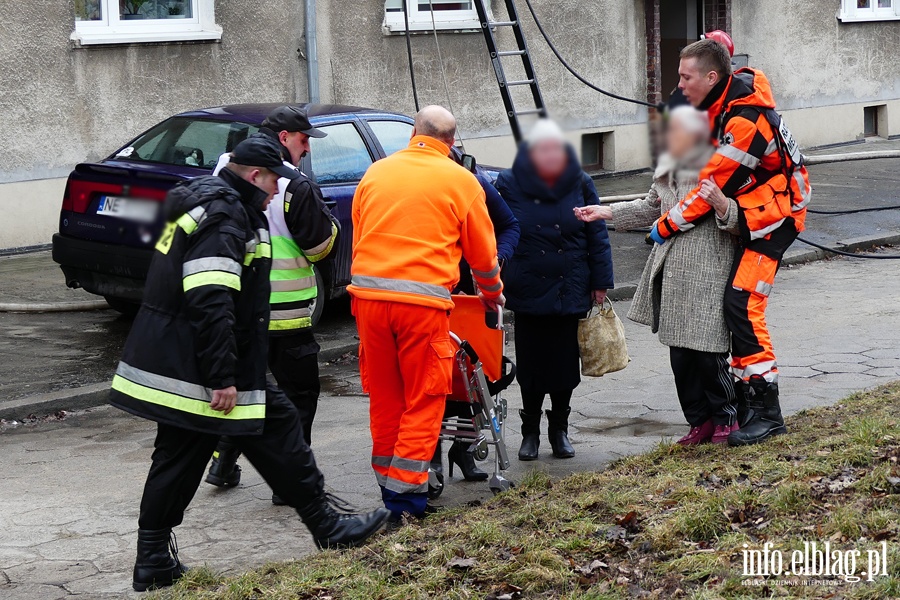 Poar dachu i poddasza budynku mieszkalnego przy Sadowej. W akcji kilkudziesiciu straakw, fot. 39