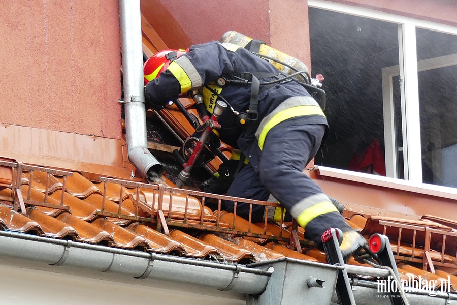Poar dachu i poddasza budynku mieszkalnego przy Sadowej. W akcji kilkudziesiciu straakw, fot. 41