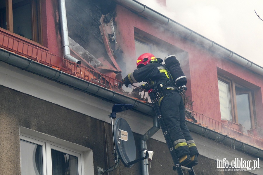 Poar dachu i poddasza budynku mieszkalnego przy Sadowej. W akcji kilkudziesiciu straakw, fot. 43