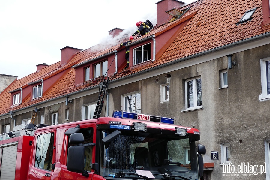Poar dachu i poddasza budynku mieszkalnego przy Sadowej. W akcji kilkudziesiciu straakw, fot. 46