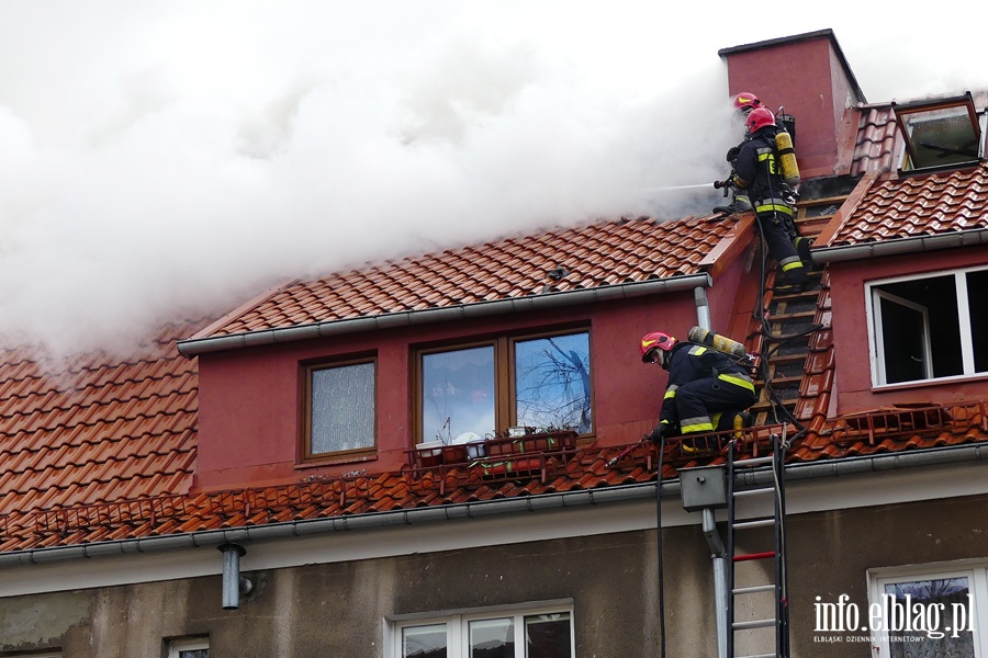 Poar dachu i poddasza budynku mieszkalnego przy Sadowej. W akcji kilkudziesiciu straakw, fot. 47