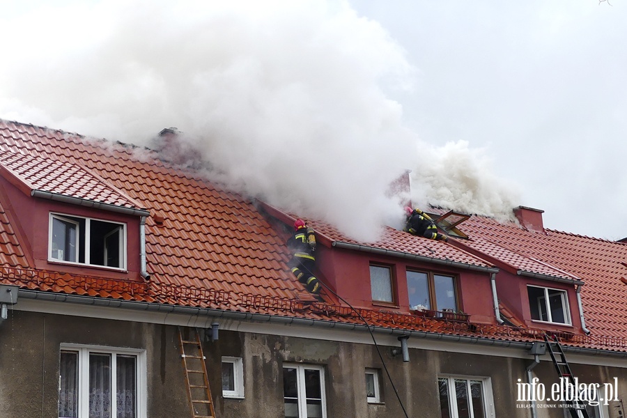 Poar dachu i poddasza budynku mieszkalnego przy Sadowej. W akcji kilkudziesiciu straakw, fot. 51
