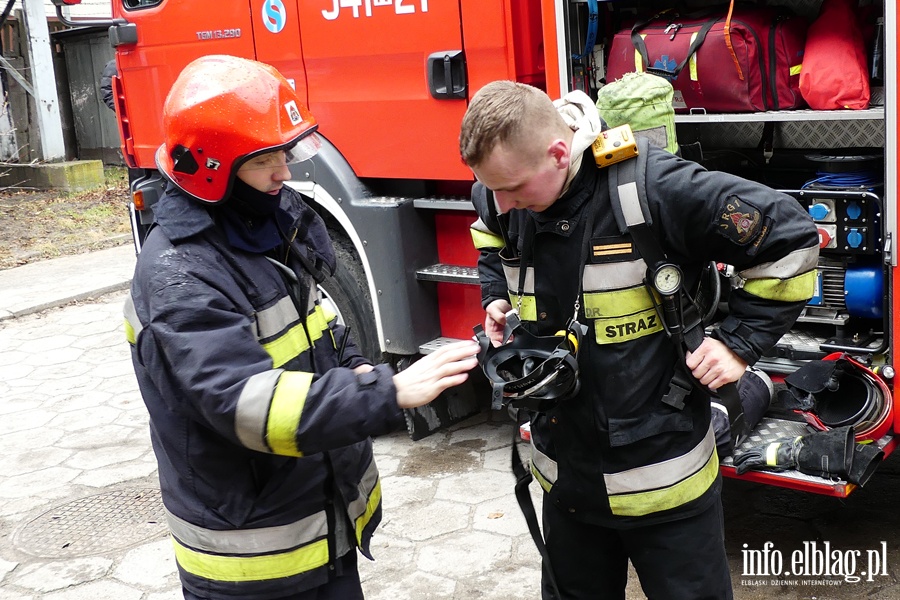 Poar dachu i poddasza budynku mieszkalnego przy Sadowej. W akcji kilkudziesiciu straakw, fot. 54