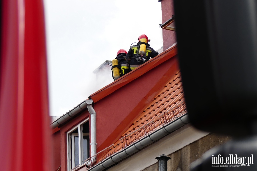 Poar dachu i poddasza budynku mieszkalnego przy Sadowej. W akcji kilkudziesiciu straakw, fot. 57