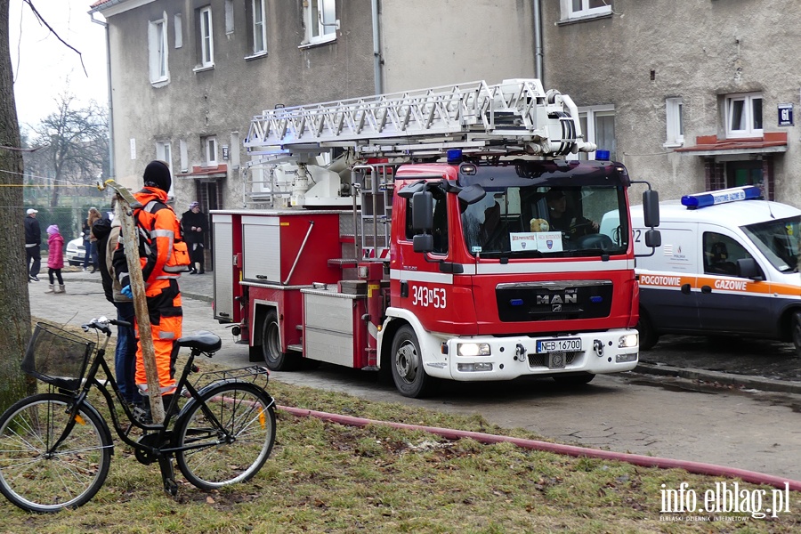 Poar dachu i poddasza budynku mieszkalnego przy Sadowej. W akcji kilkudziesiciu straakw, fot. 58