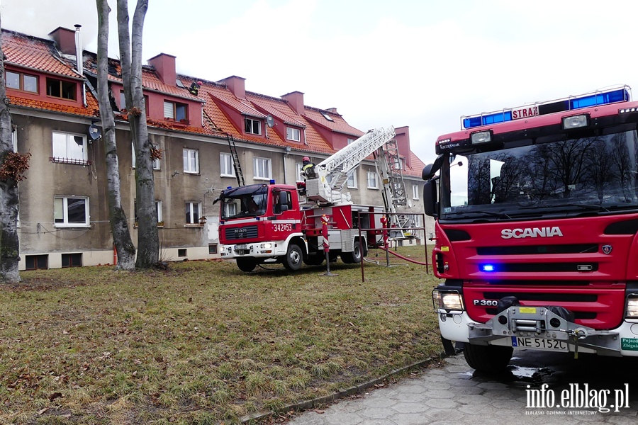 Poar dachu i poddasza budynku mieszkalnego przy Sadowej. W akcji kilkudziesiciu straakw, fot. 63