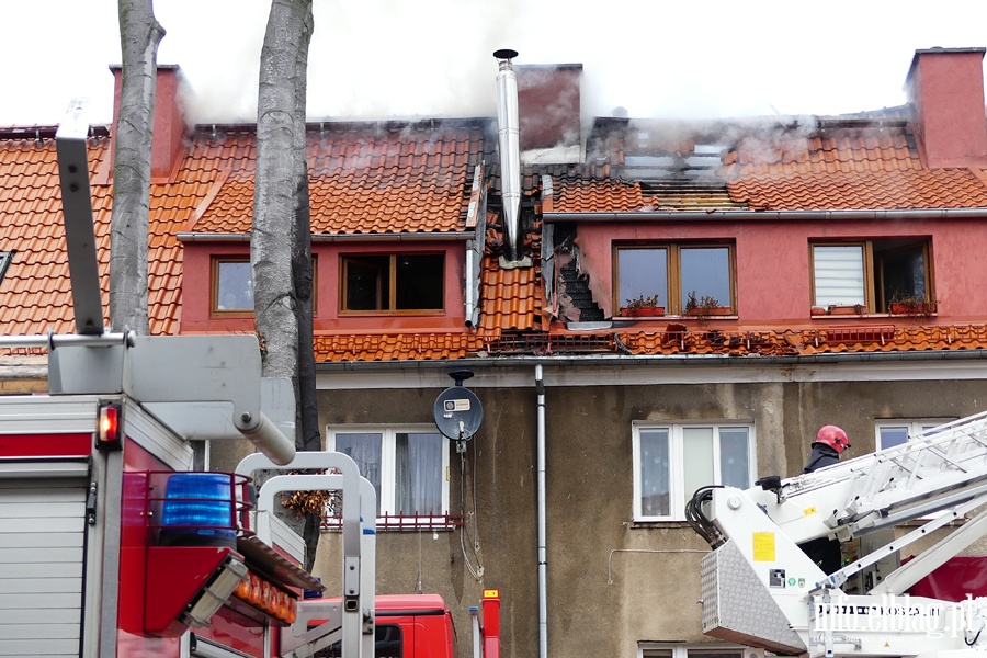 Poar dachu i poddasza budynku mieszkalnego przy Sadowej. W akcji kilkudziesiciu straakw, fot. 64