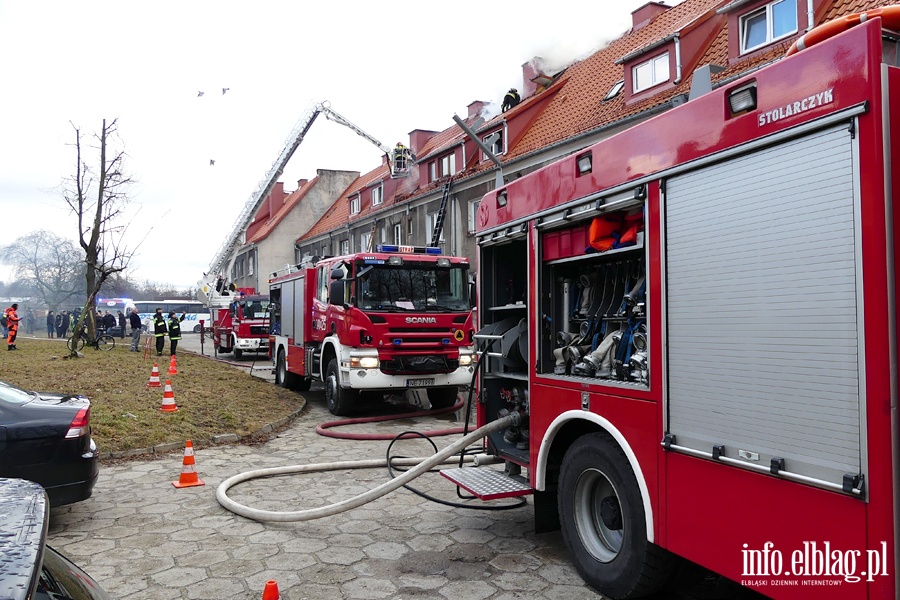 Poar dachu i poddasza budynku mieszkalnego przy Sadowej. W akcji kilkudziesiciu straakw, fot. 65