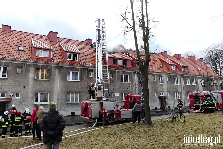 Poar dachu i poddasza budynku mieszkalnego przy Sadowej. W akcji kilkudziesiciu straakw, fot. 67