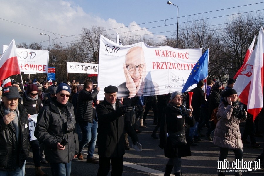 Elblanie na stoecznym marszu Komitetu Obrony Demokracji - 27.02.2016, fot. 28