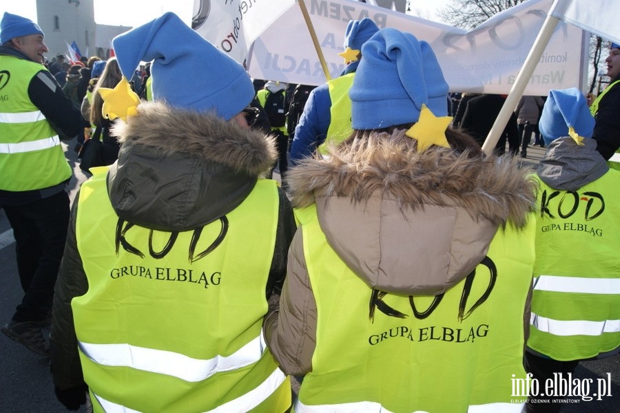 Elblanie na stoecznym marszu Komitetu Obrony Demokracji - 27.02.2016, fot. 40