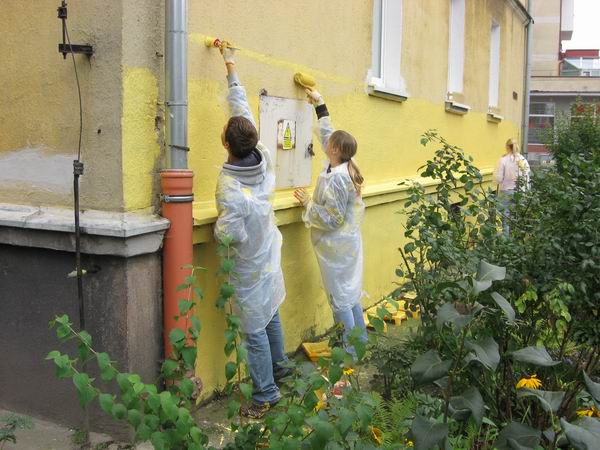 Akcja zamalowywania napisw i graffiti na budynkach 