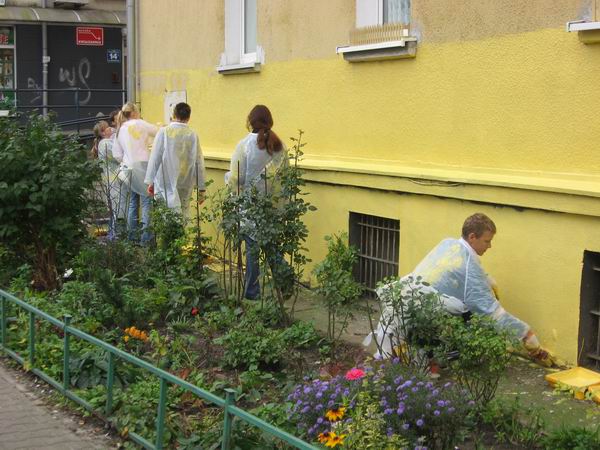 Akcja zamalowywania napisw i graffiti na budynkach 