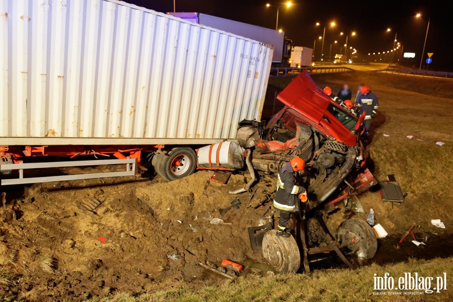Tragiczny wypadek na węźle Bogaczewo. Ciężarówka w rowie, kierowca nie żyje, fot. 2