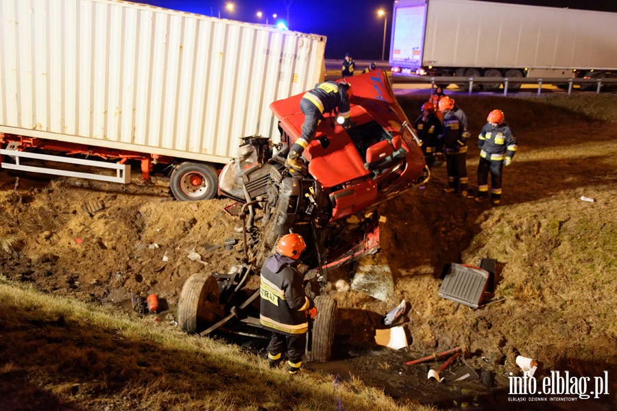 Tragiczny wypadek na wle Bogaczewo. Ciarwka w rowie, kierowca nie yje, fot. 3