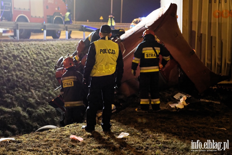 Tragiczny wypadek na wle Bogaczewo. Ciarwka w rowie, kierowca nie yje, fot. 7