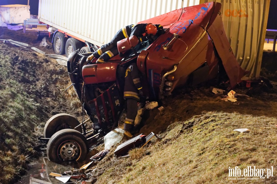 Tragiczny wypadek na wle Bogaczewo. Ciarwka w rowie, kierowca nie yje, fot. 8