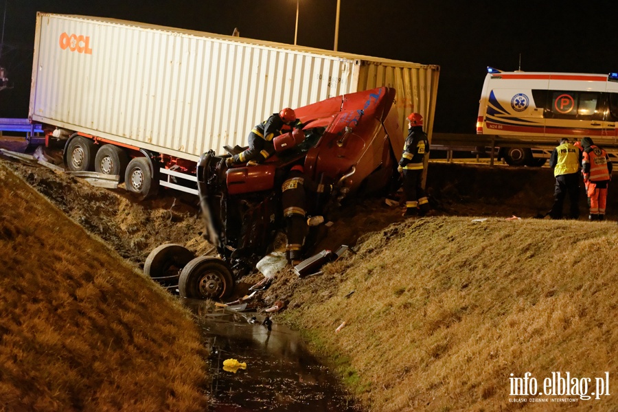 Tragiczny wypadek na wle Bogaczewo. Ciarwka w rowie, kierowca nie yje, fot. 9