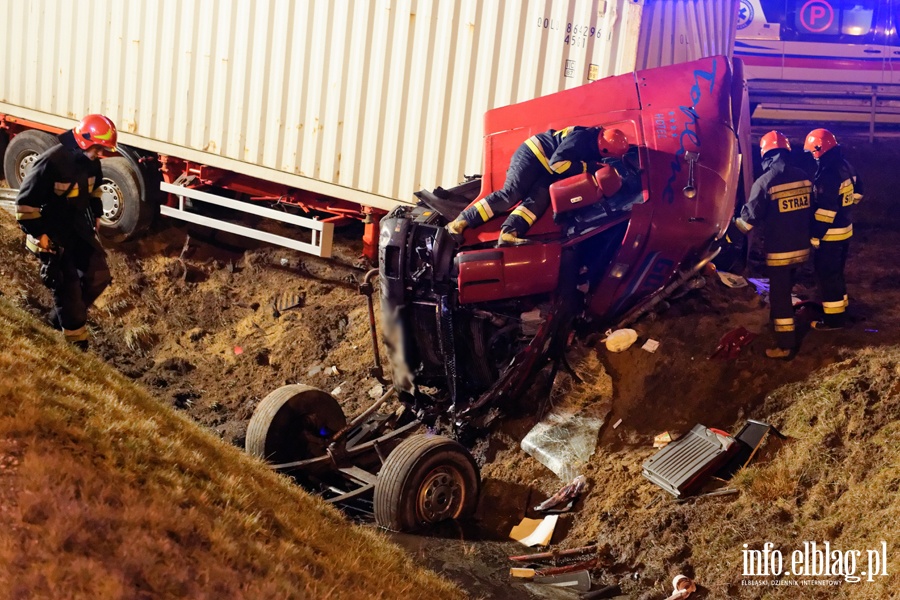 Tragiczny wypadek na wle Bogaczewo. Ciarwka w rowie, kierowca nie yje, fot. 10