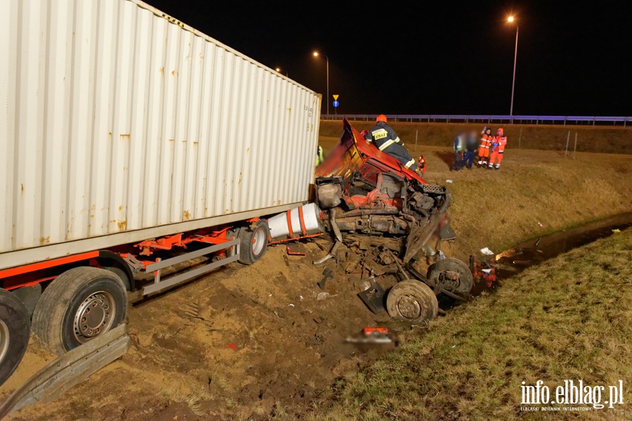 Tragiczny wypadek na wle Bogaczewo. Ciarwka w rowie, kierowca nie yje, fot. 12