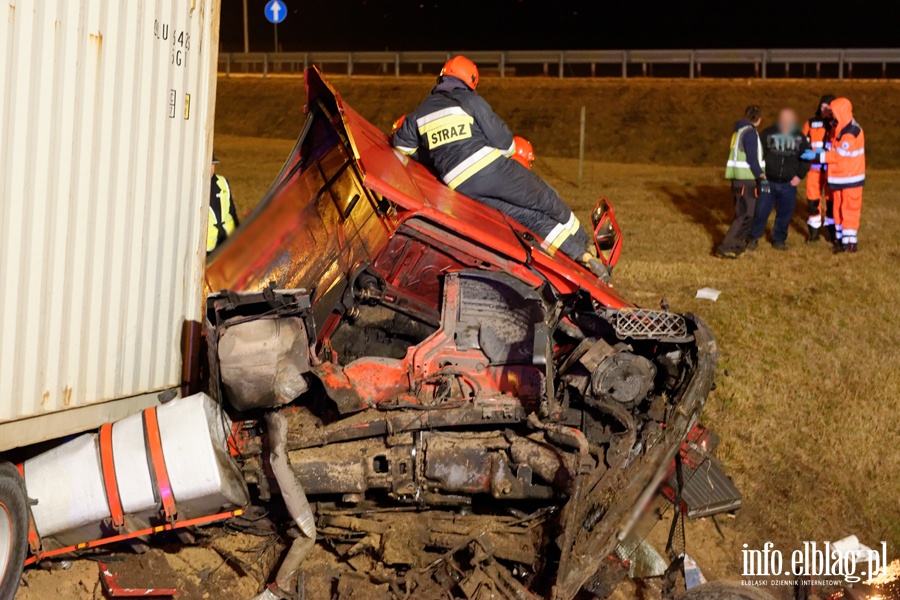 Tragiczny wypadek na wle Bogaczewo. Ciarwka w rowie, kierowca nie yje, fot. 13