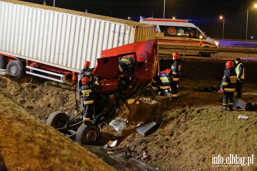 Tragiczny wypadek na wle Bogaczewo. Ciarwka w rowie, kierowca nie yje, fot. 17