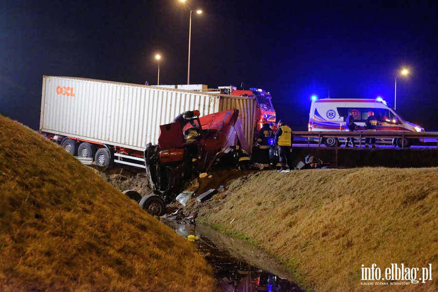 Tragiczny wypadek na wle Bogaczewo. Ciarwka w rowie, kierowca nie yje, fot. 18