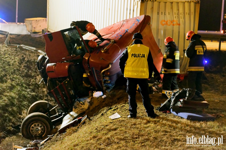 Tragiczny wypadek na wle Bogaczewo. Ciarwka w rowie, kierowca nie yje, fot. 19