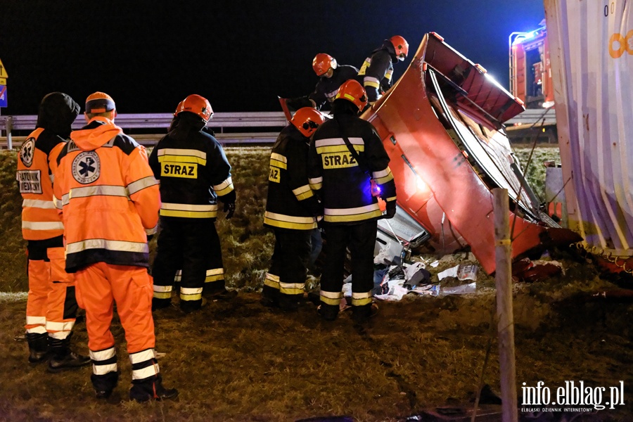 Tragiczny wypadek na wle Bogaczewo. Ciarwka w rowie, kierowca nie yje, fot. 20