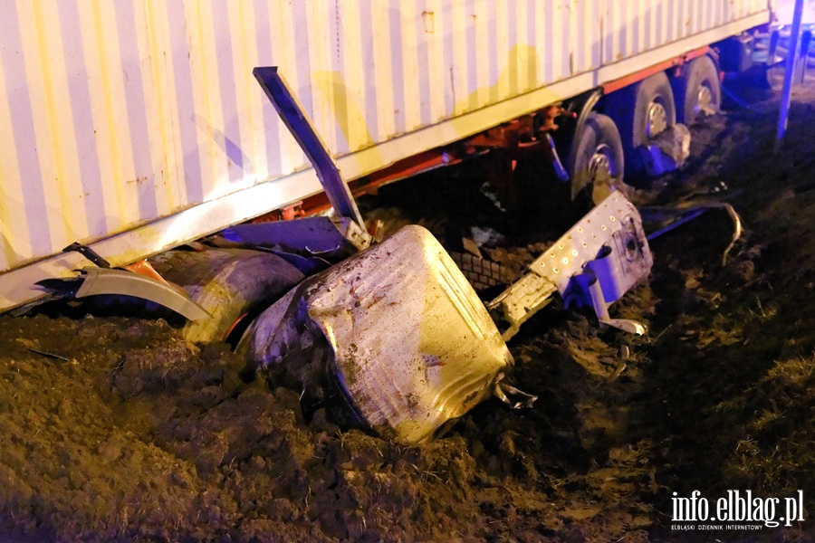 Tragiczny wypadek na węźle Bogaczewo. Ciężarówka w rowie, kierowca nie żyje, fot. 21