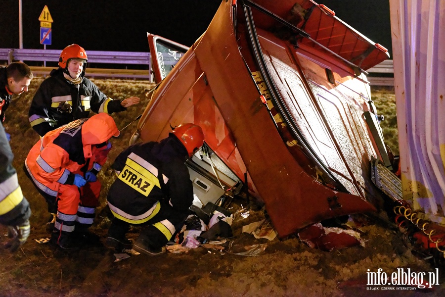 Tragiczny wypadek na wle Bogaczewo. Ciarwka w rowie, kierowca nie yje, fot. 22