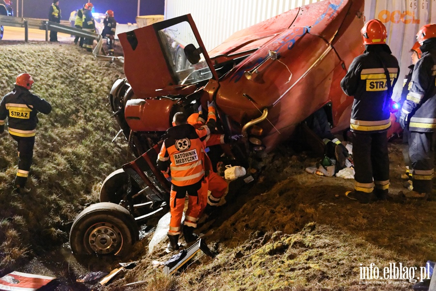 Tragiczny wypadek na wle Bogaczewo. Ciarwka w rowie, kierowca nie yje, fot. 23