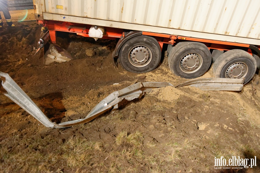 Tragiczny wypadek na wle Bogaczewo. Ciarwka w rowie, kierowca nie yje, fot. 25