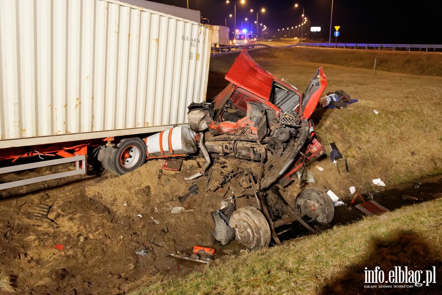 Tragiczny wypadek na wle Bogaczewo. Ciarwka w rowie, kierowca nie yje, fot. 26