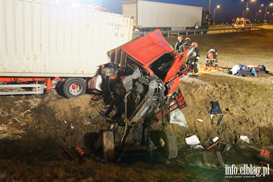 Tragiczny wypadek na wle Bogaczewo. Ciarwka w rowie, kierowca nie yje, fot. 30