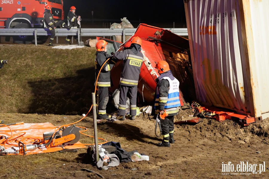 Tragiczny wypadek na wle Bogaczewo. Ciarwka w rowie, kierowca nie yje, fot. 32