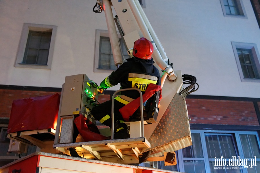 Pożar w kamienicy przy ul. Studziennej. W akcji gaśniczej brało udział 18 strażaków, fot. 5