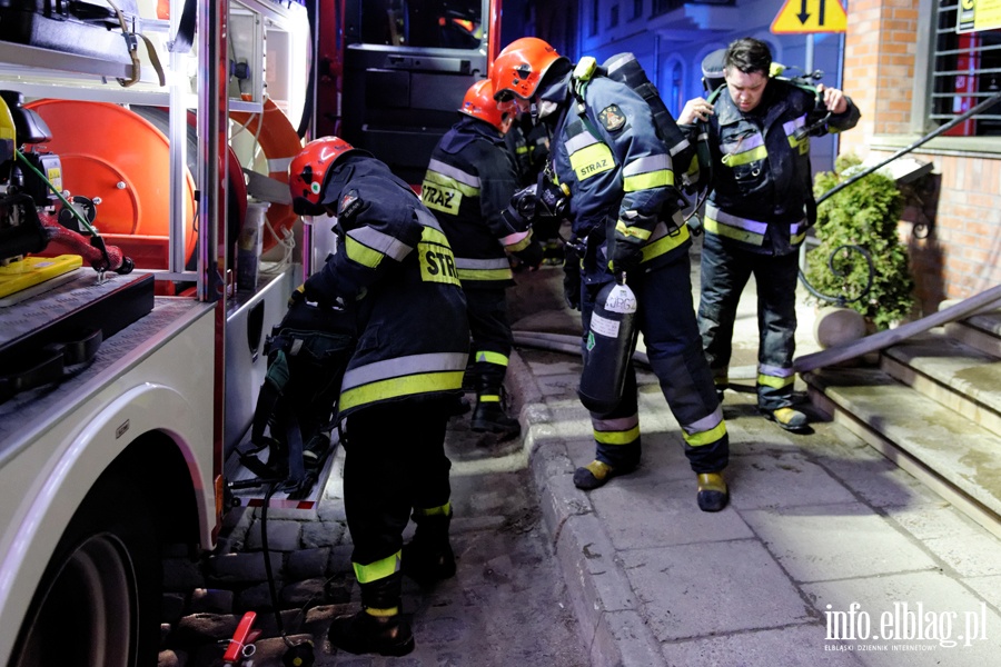 Poar w kamienicy przy ul. Studziennej. W akcji ganiczej brao udzia 18 straakw, fot. 17