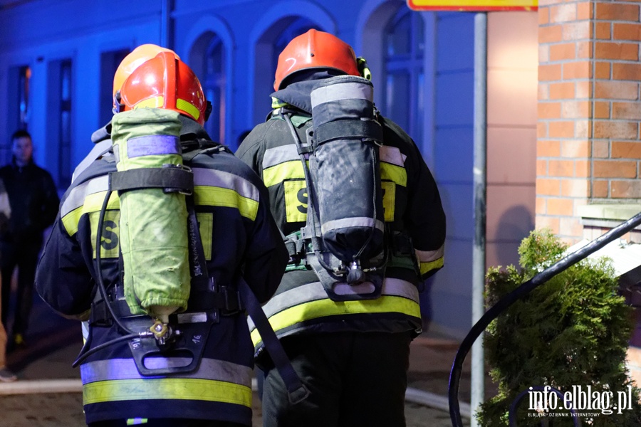 Poar w kamienicy przy ul. Studziennej. W akcji ganiczej brao udzia 18 straakw, fot. 24