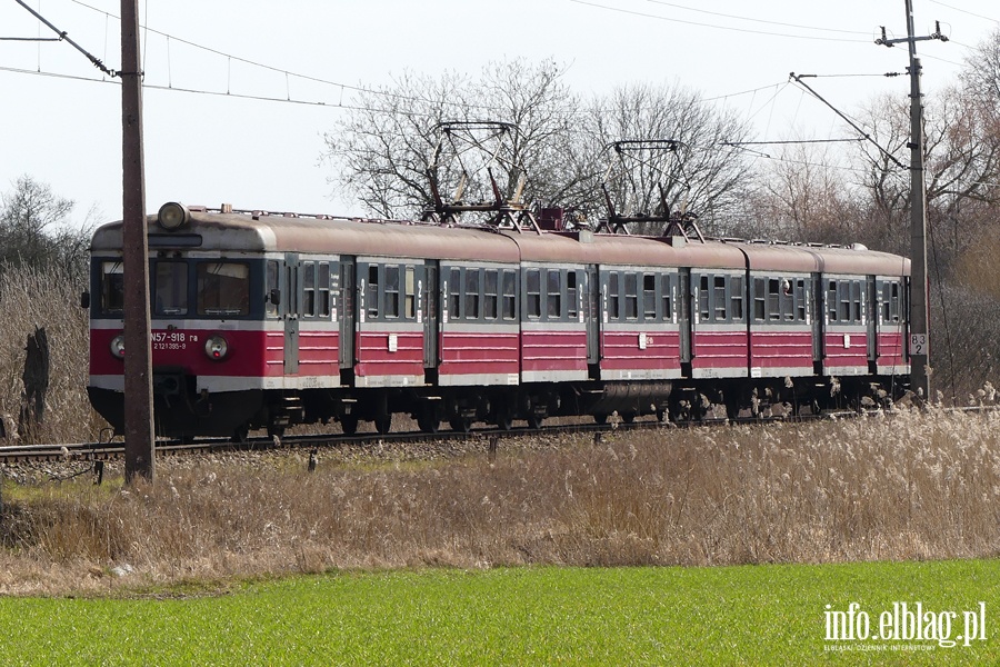 Wypadek na przejeździe kolejowym przed Aniołowem. Seat wjechał pod pociąg, fot. 4