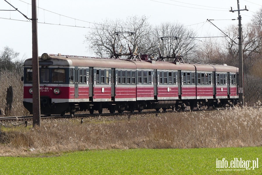 Wypadek na przejedzie kolejowym przed Anioowem. Seat wjecha pod pocig, fot. 4