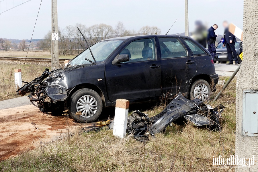 Wypadek na przejedzie kolejowym przed Anioowem. Seat wjecha pod pocig, fot. 5