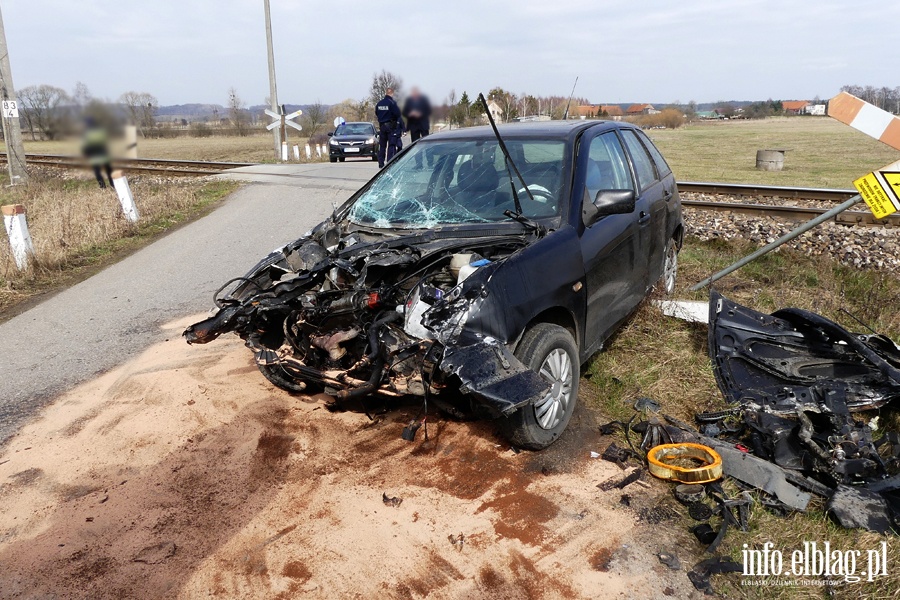 Wypadek na przejedzie kolejowym przed Anioowem. Seat wjecha pod pocig, fot. 6