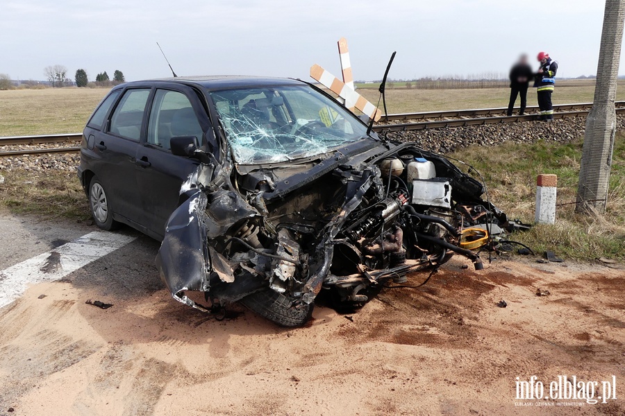 Wypadek na przejeździe kolejowym przed Aniołowem. Seat wjechał pod pociąg, fot. 7