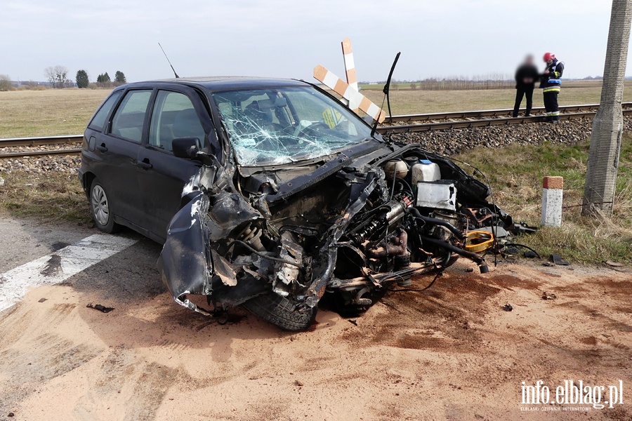 Wypadek na przejedzie kolejowym przed Anioowem. Seat wjecha pod pocig, fot. 7