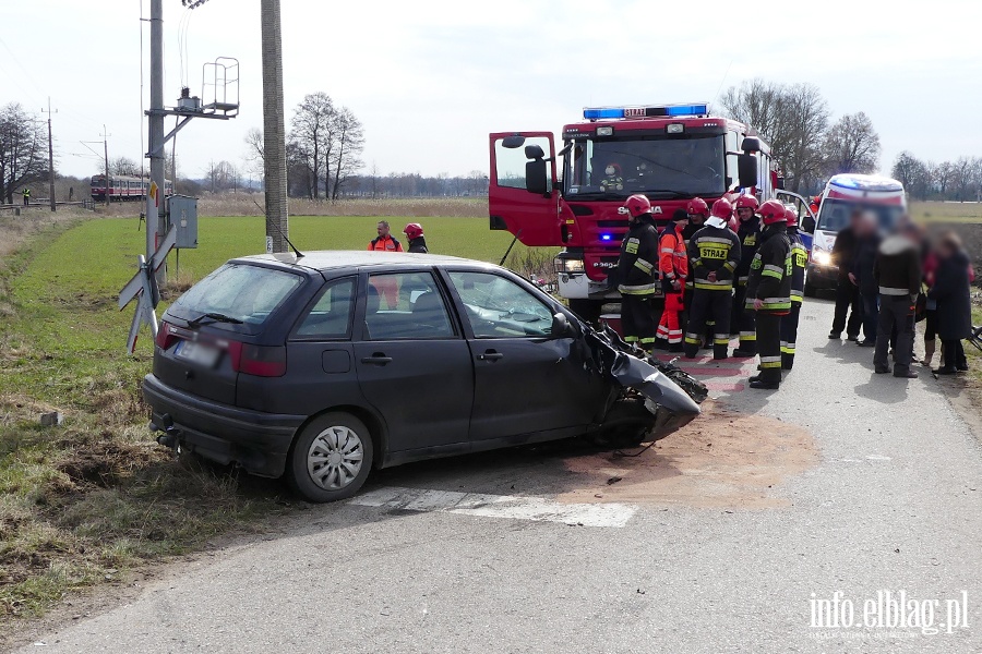 Wypadek na przejedzie kolejowym przed Anioowem. Seat wjecha pod pocig, fot. 8